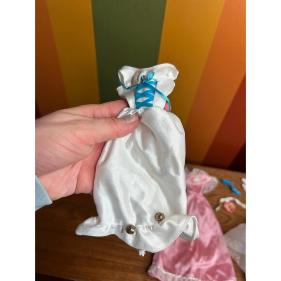 1990s vintage Barbie outfits 3 gowns dresses and assesories clothes collectable - Picture 3 of 6